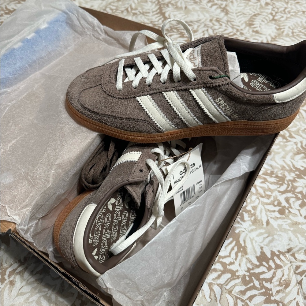 Adidas handball spezial size 6. Fits like a 7!